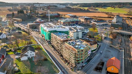 Luftfoto av Vestby sentrum i solnedgang, med byggingen av boligprosjekt i midten. Foto til artikkel om økt boligsalg hos Thon Eiendom under koronakrisen.