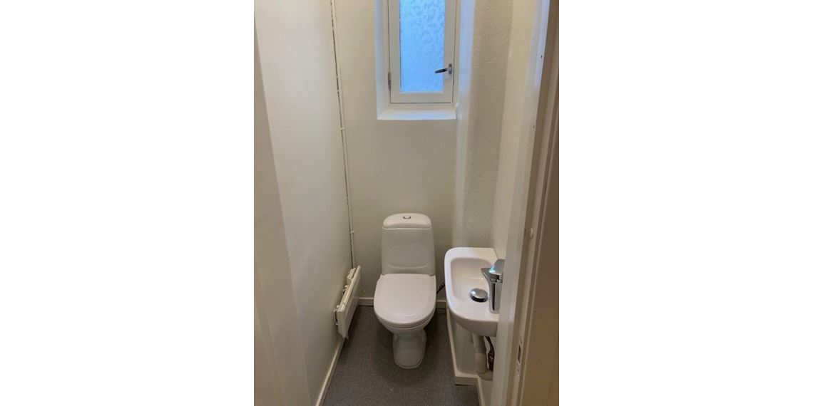 WC - Nytt toalett og servant.