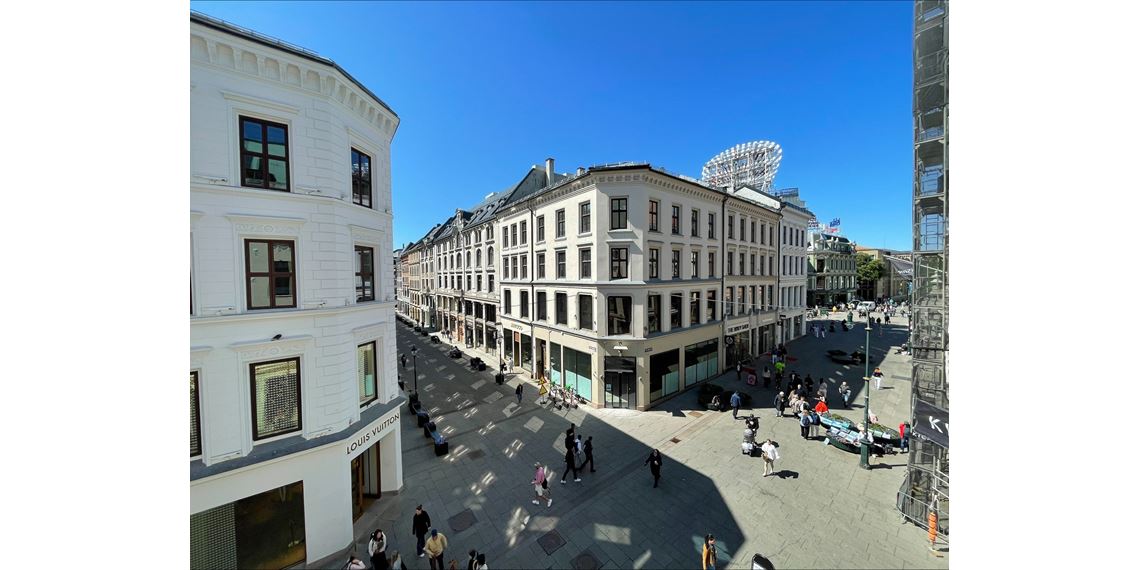 Kontoret har utsikt over Karl Johans gate og Nedre Slottsgate