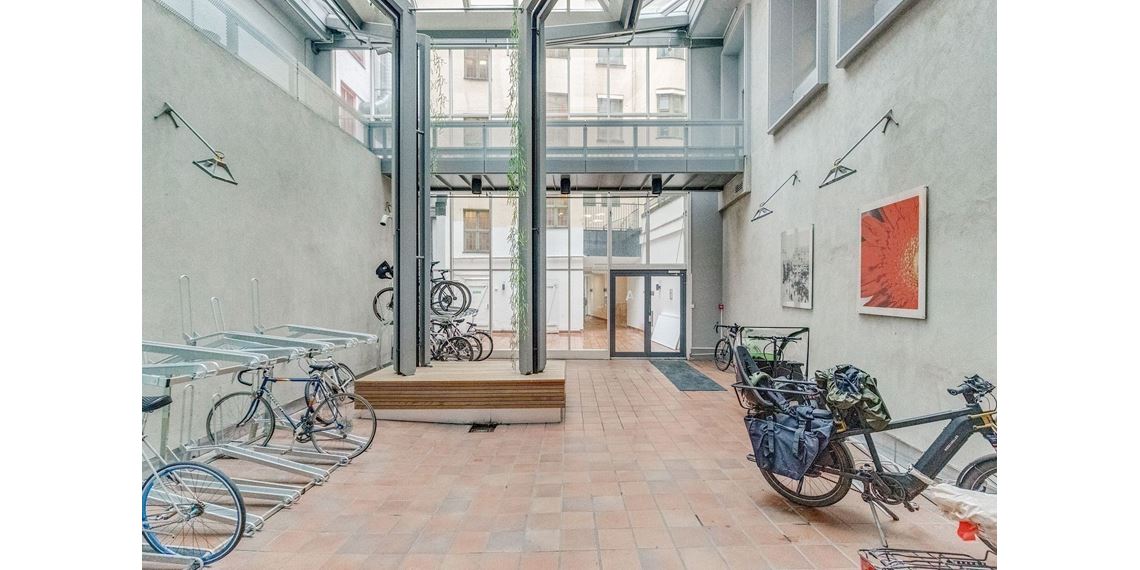 Inngangsparti med innendørs sykkelparkering