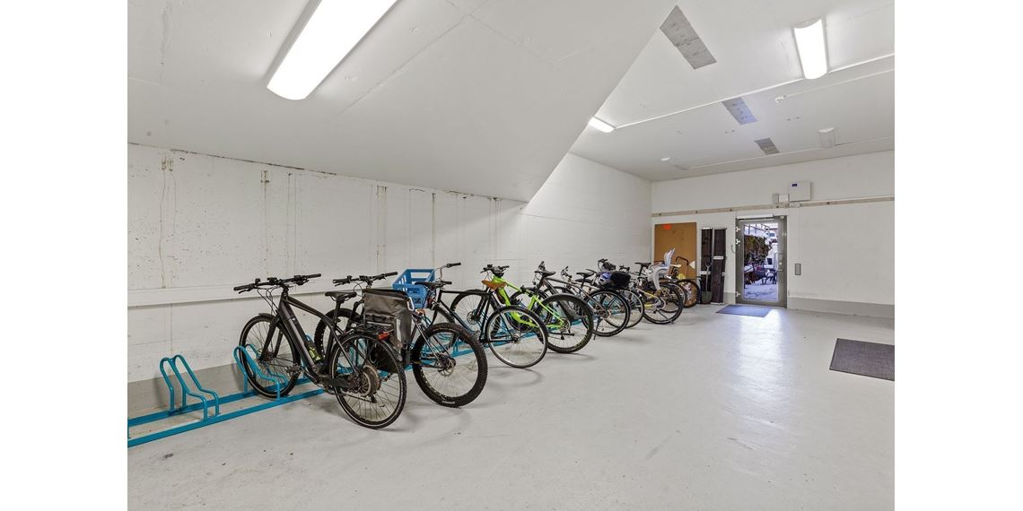 Eiendommen har innendørs sykkelparkering