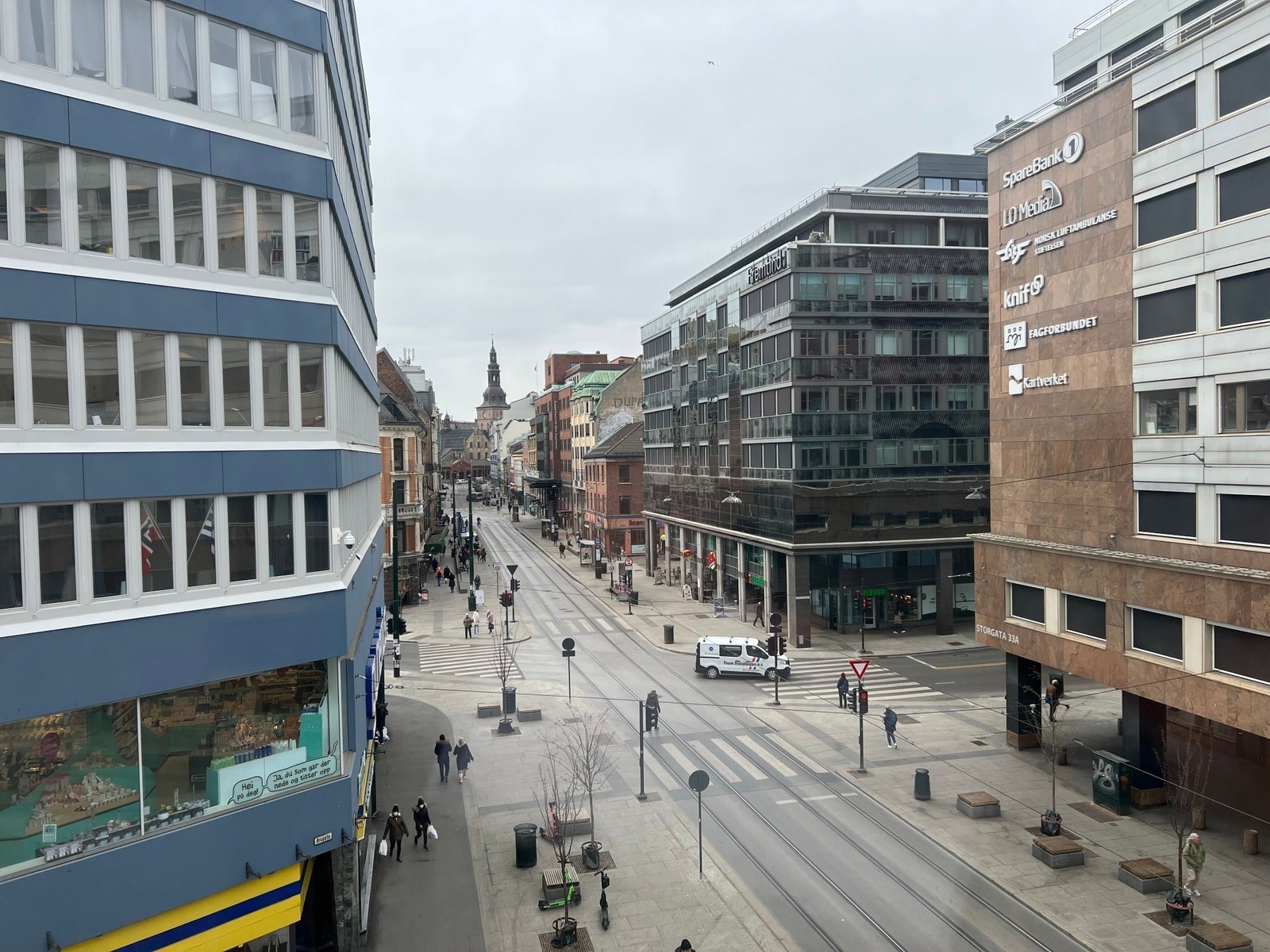 Utsikt fra hjørnekontor 411