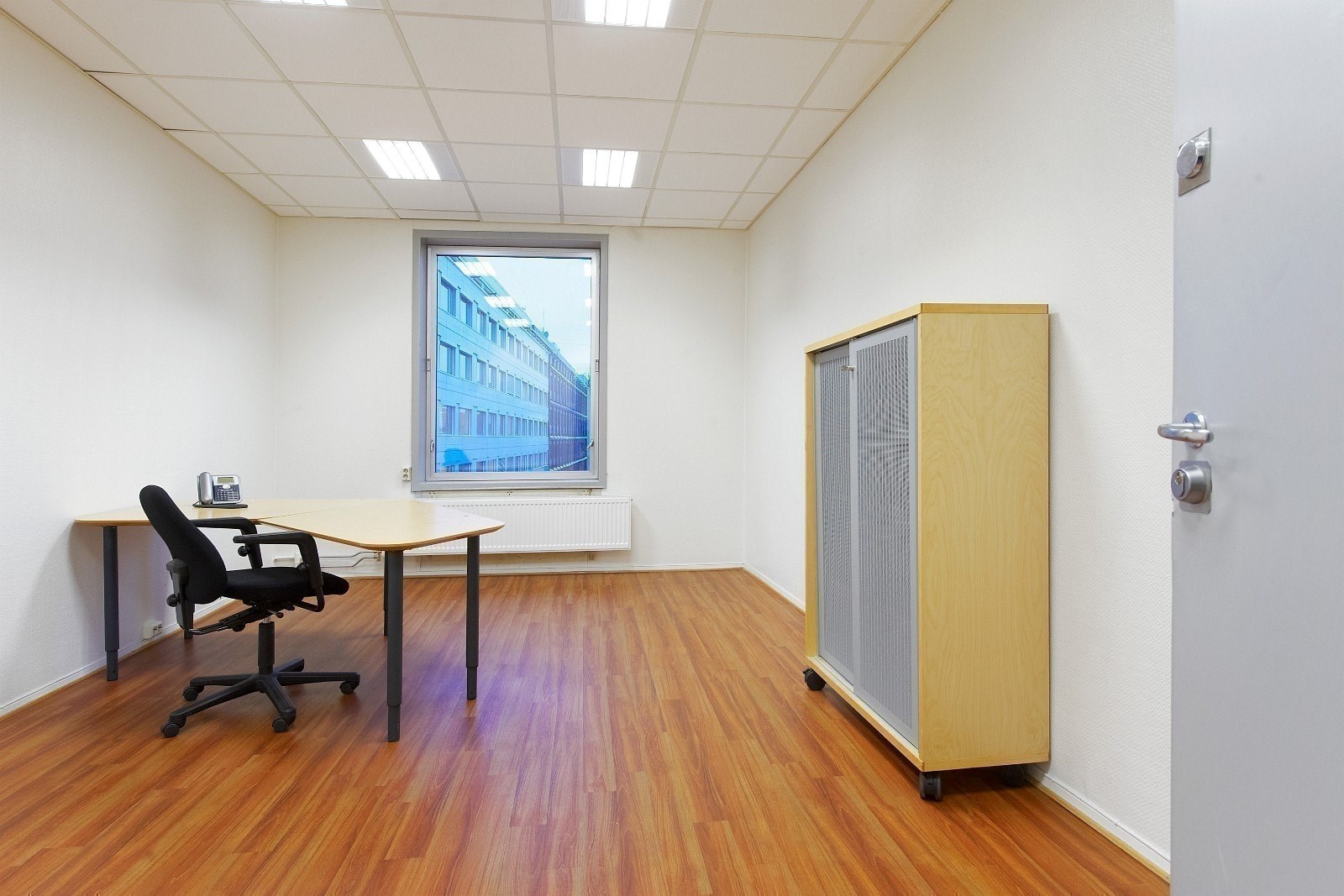 Eksempel på kontor - kontormøbler følger med