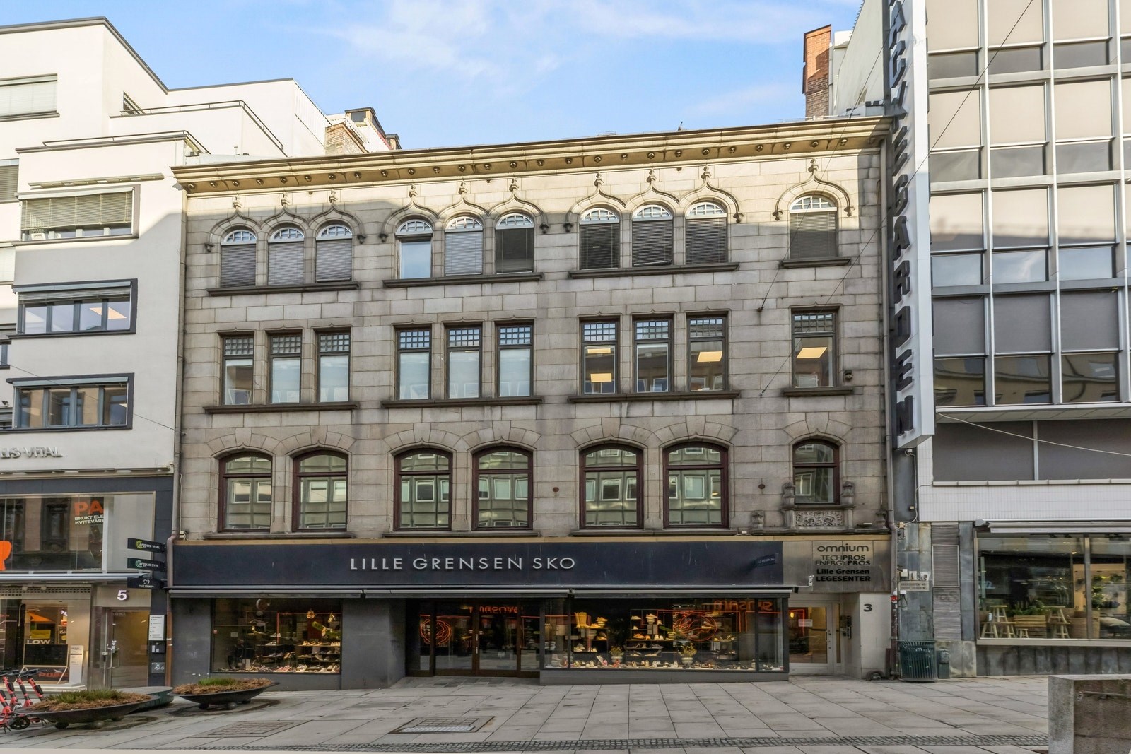 Lokalet ligger i Lille Grensen - nært "alt" av fasiliteter og offentlig kommunikasjon.