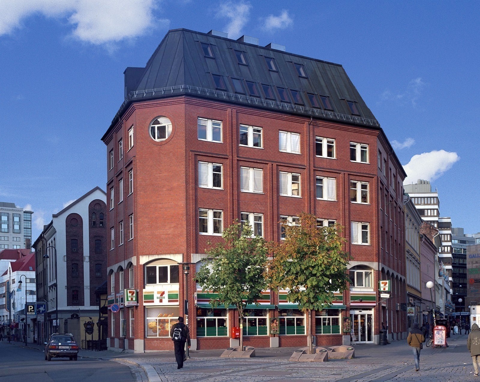 Fasade med inngang fra Brugata