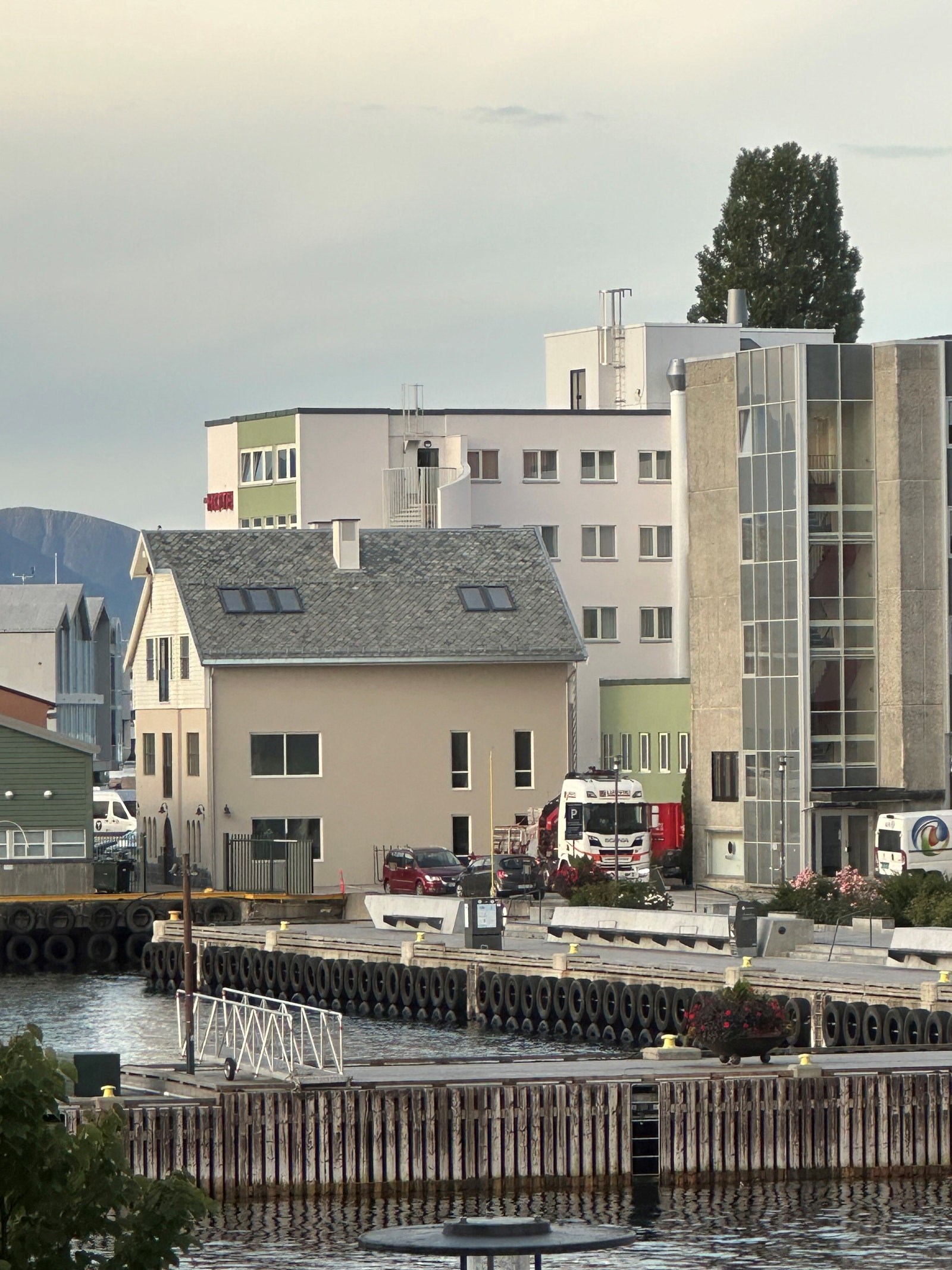 Nyrestaurerte Hofsethbrygga