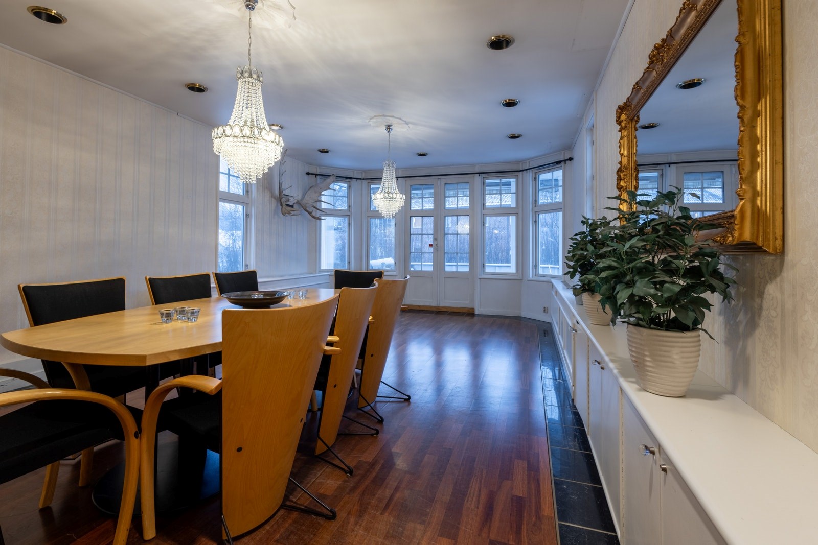 Romslig møterom med plass til flere deltakere, egnet for både interne møter og kundemøter