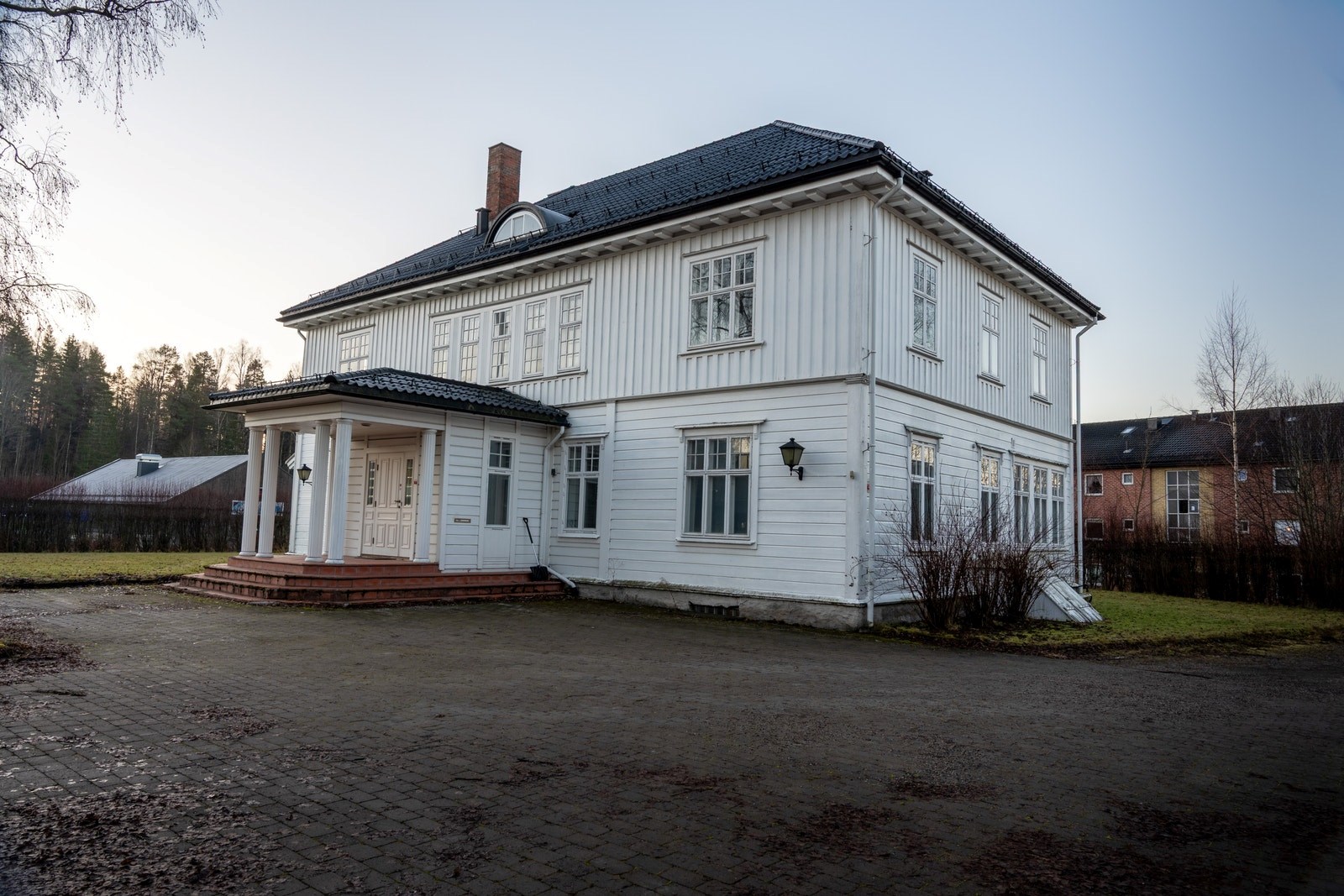 Flott inngangsparti i herskapelig villa med klassisk arkitektur og tydelig, representativ fremtoning