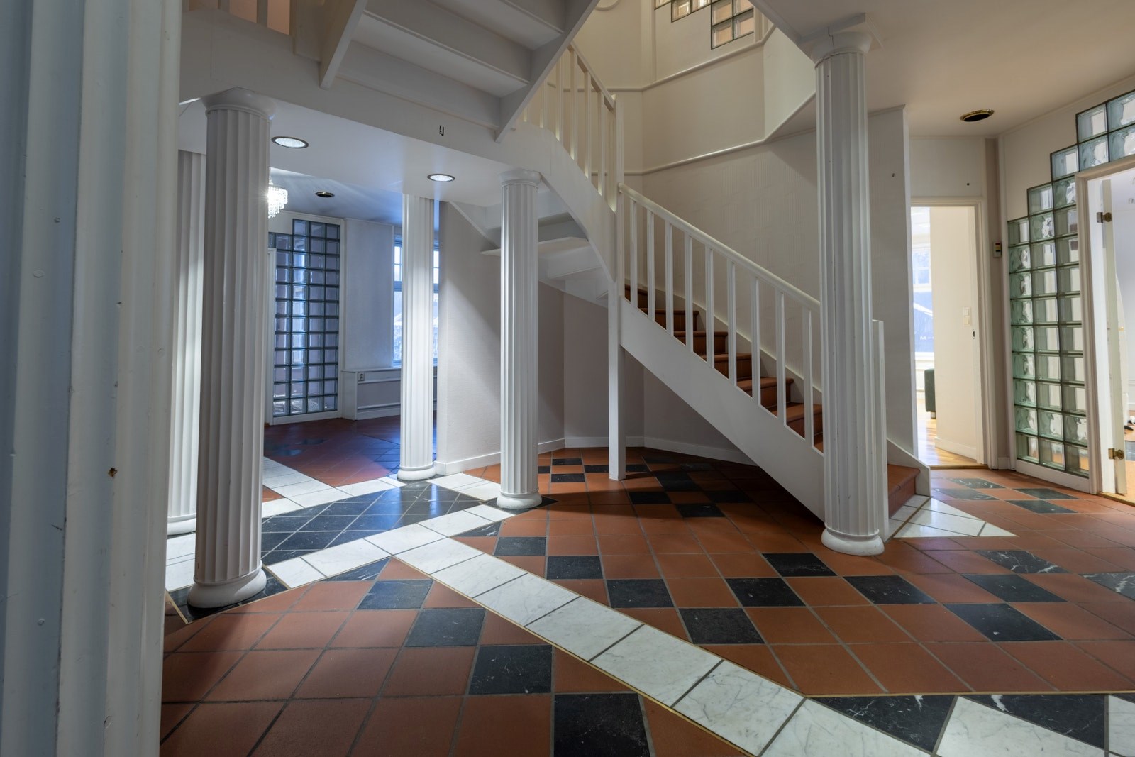 Trappeløp med adkomst til øvrige etasjer