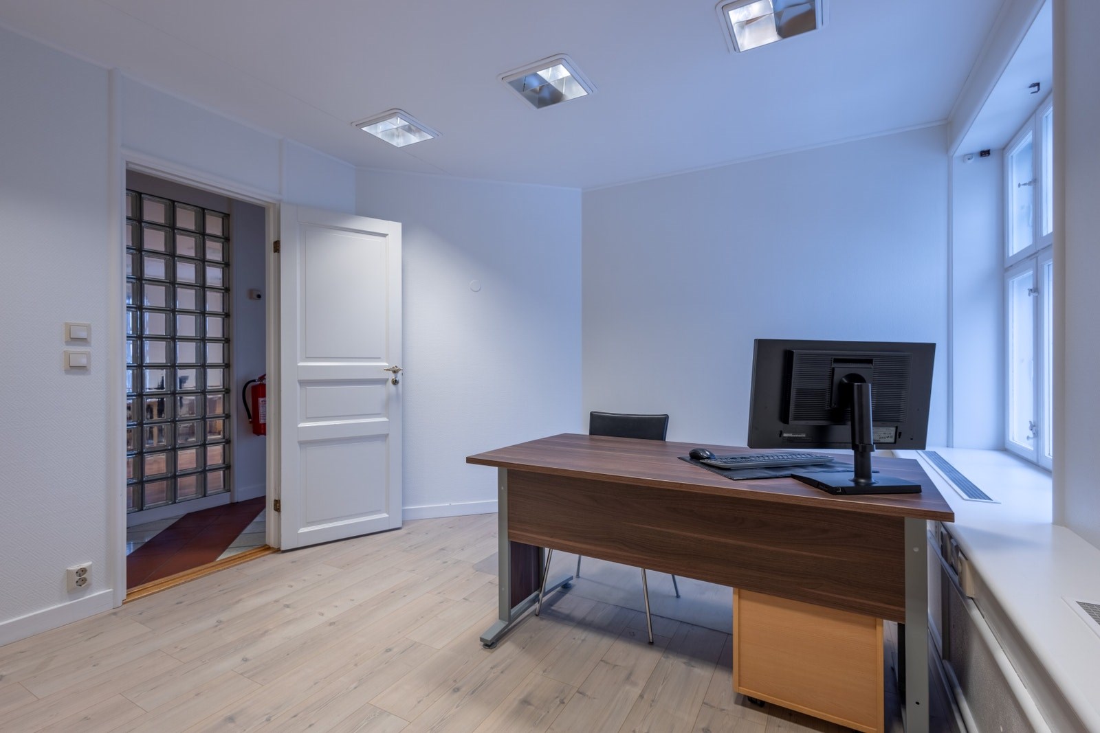 Kontor med god plass til arbeidsstasjon