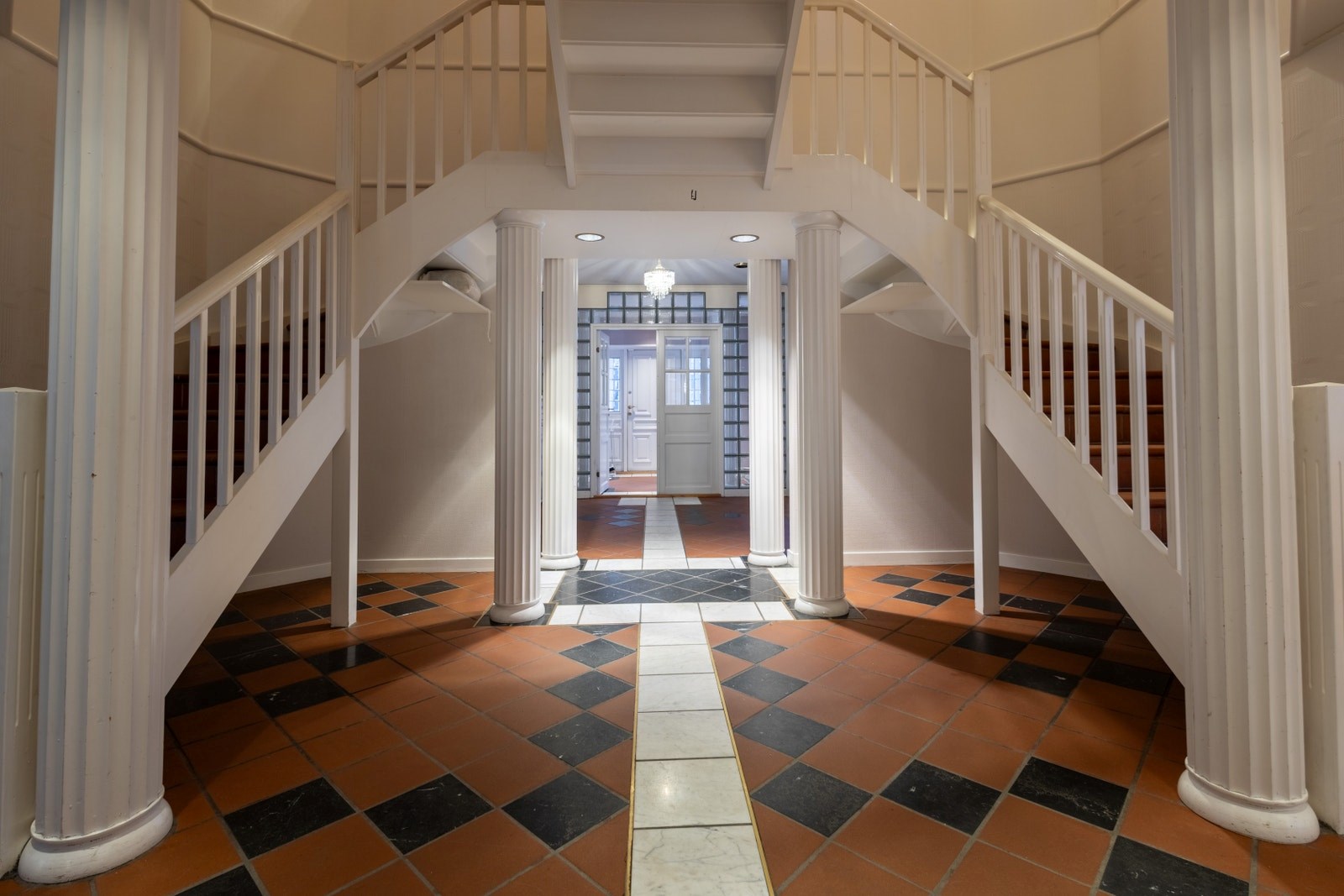 Romslig gang med klassiske detaljer og god takhøyde