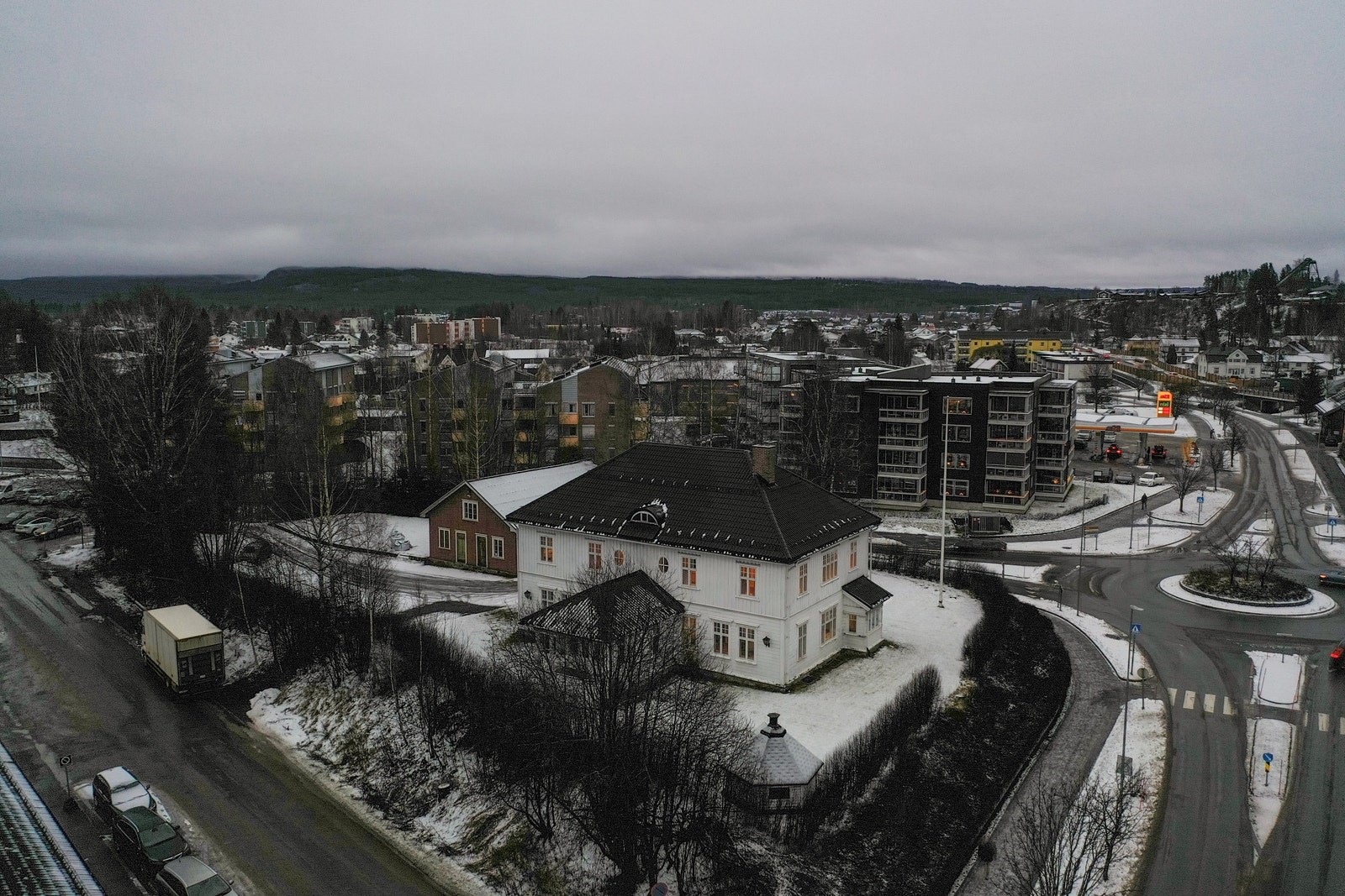 Frustuvegen 1 sett ovenfra, en representativ eiendom med romslige utearealer og attraktiv plassering i Elverum sentrum