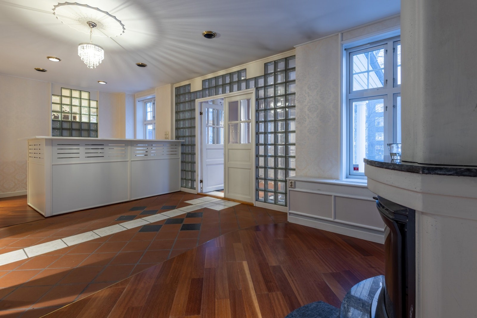 Venterom med åpen løsning og adkomst videre til kontorarealene.