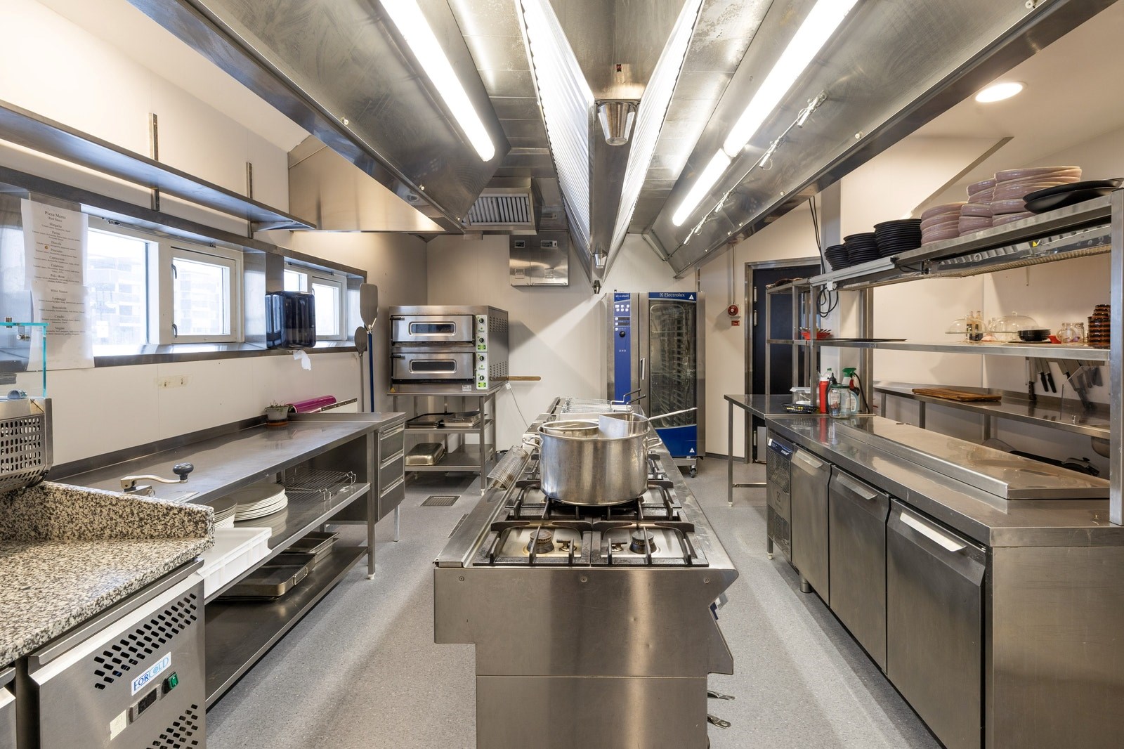 Fullt utstyrt kjøkken med opplegg for serveringsdrift
