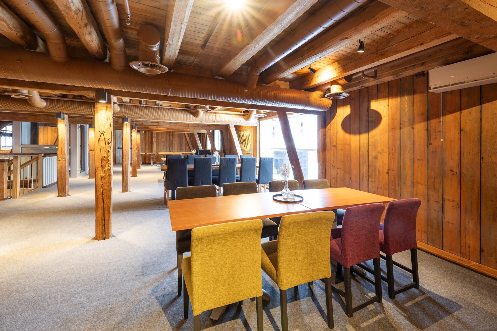 Serveringsareal med flere sitte soner