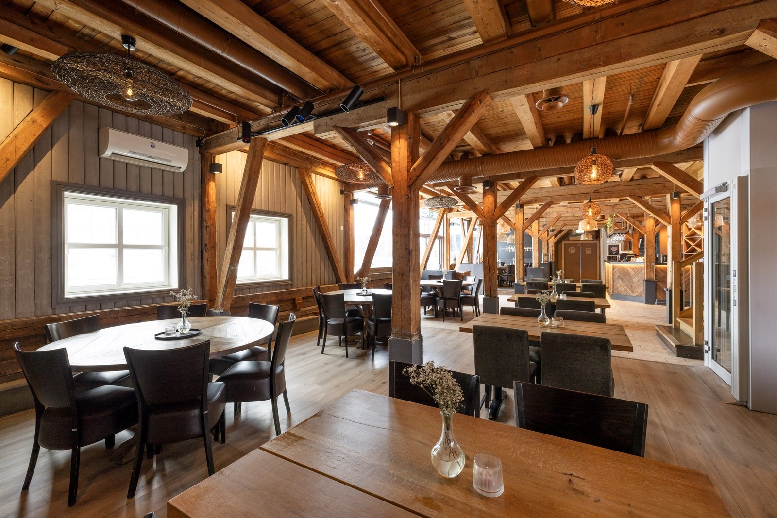 Serveringslokale med åpent areal og god takhøyde