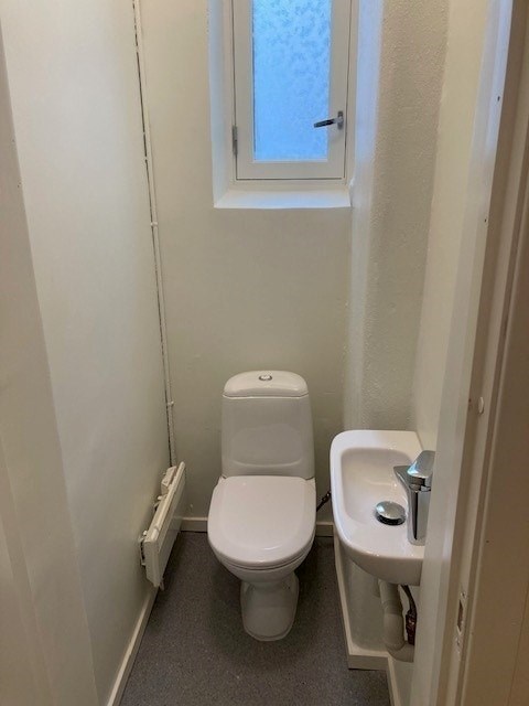 WC - Nytt toalett og servant.