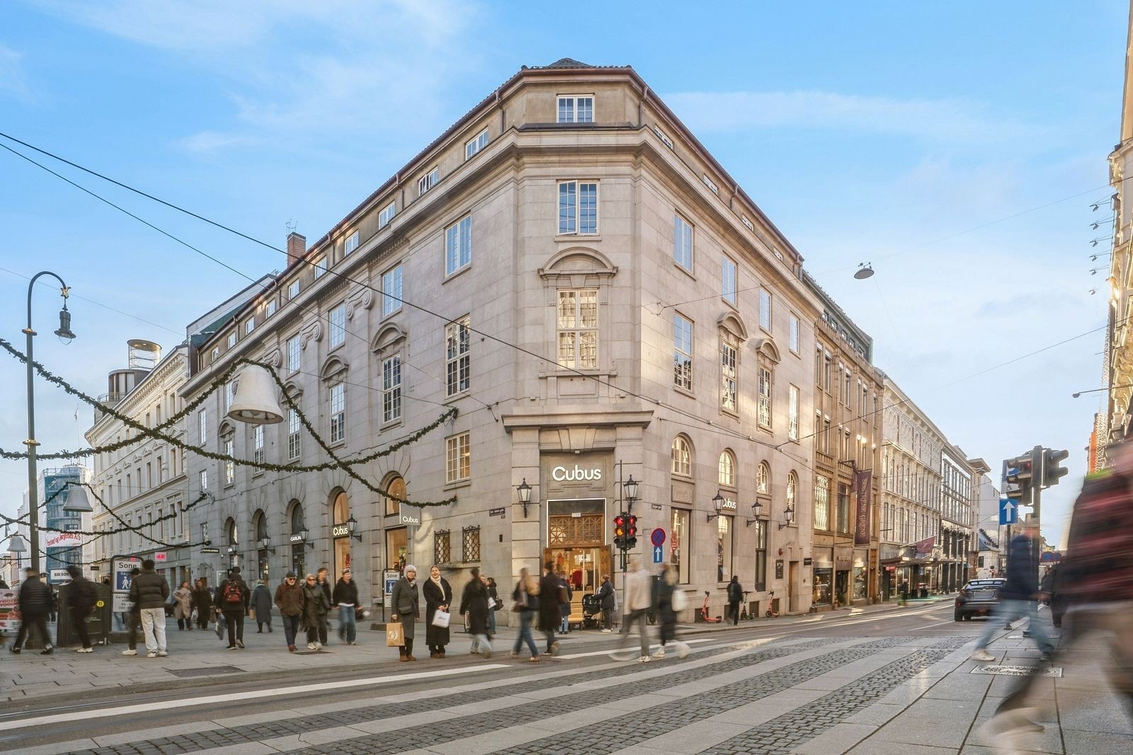 Kongens gate 24 ligger i krysset Karl Johans gate / Kongens gate.