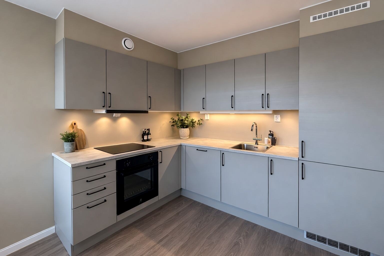 Moderne og stilrent kjøkken med god plass til både matlaging og oppbevaring.