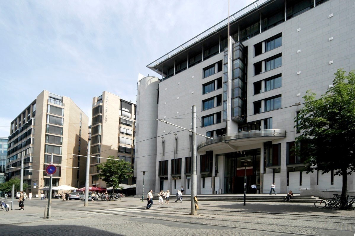 Det er kort vei til Tinghuset