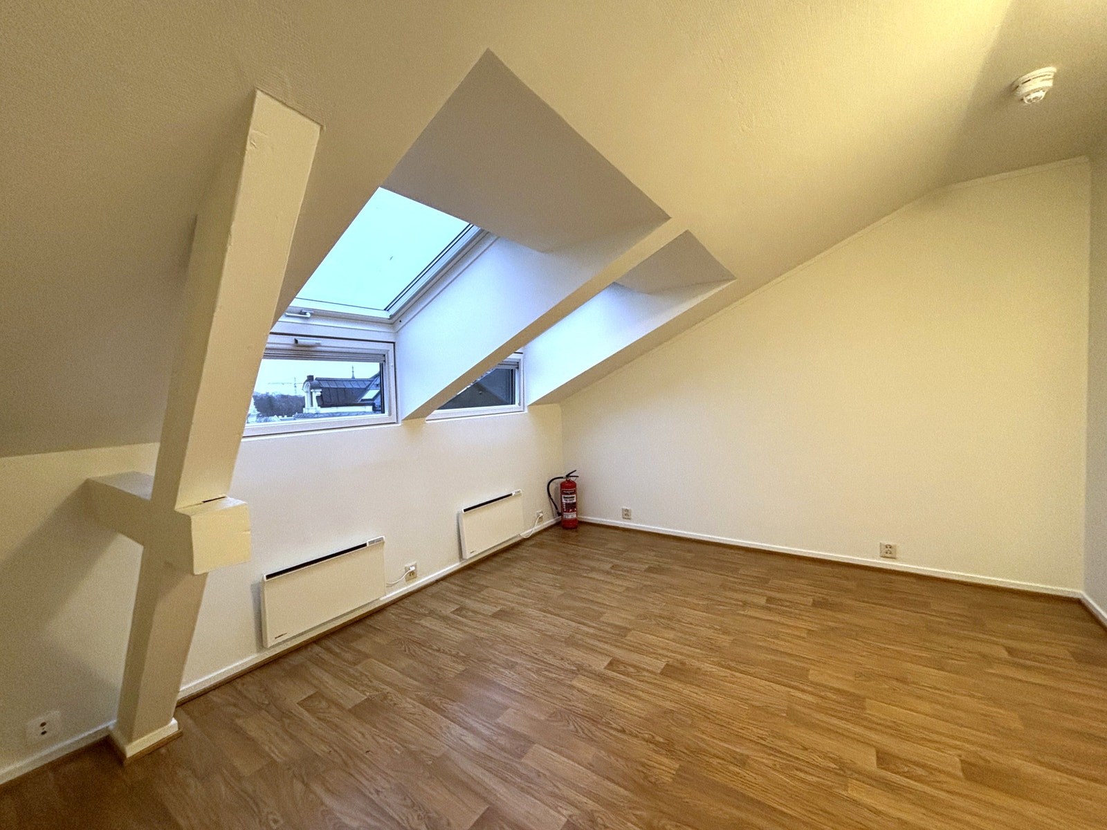 Koselig loftsleilighet med mye naturlig lys.