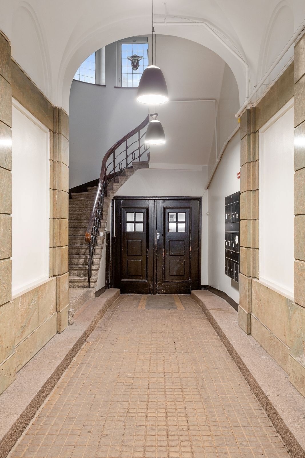 Flott inngangsparti med heis