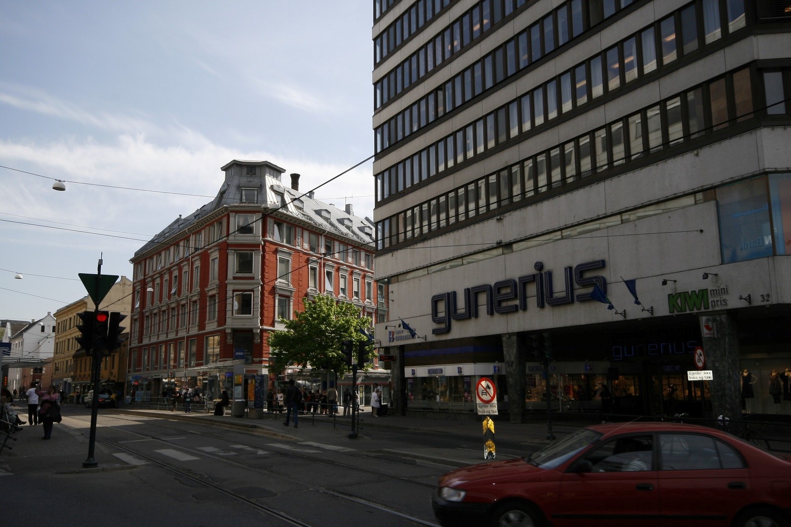 Sentral plassering like ved Thon Senter Guneriud og få minutter gange fra Oslo s