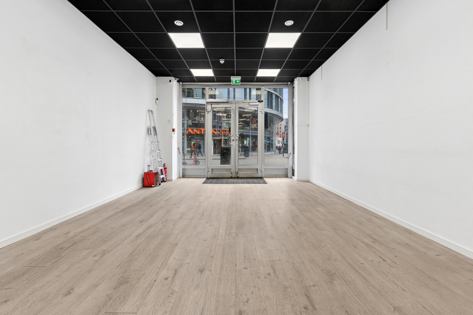 Inngangsparti mot gate med god synlighet og direkte adkomst fra Storgata