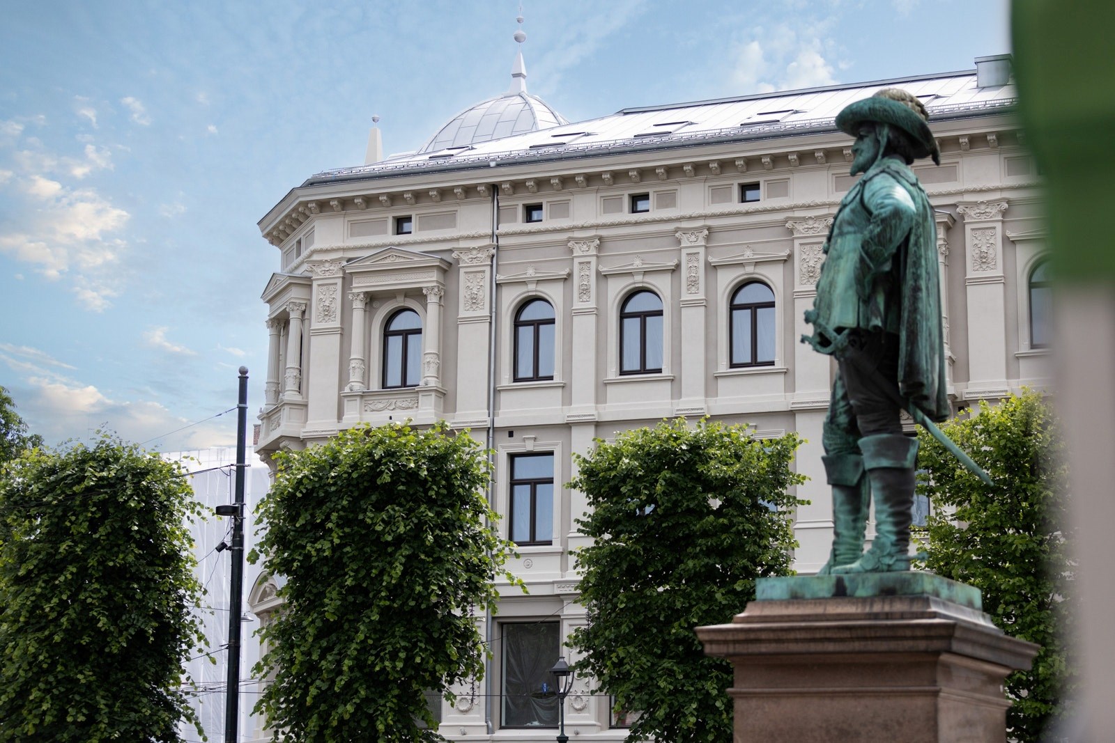 Statuen på Stortorvet av Christian IV, peker på hvor byen skal ligge