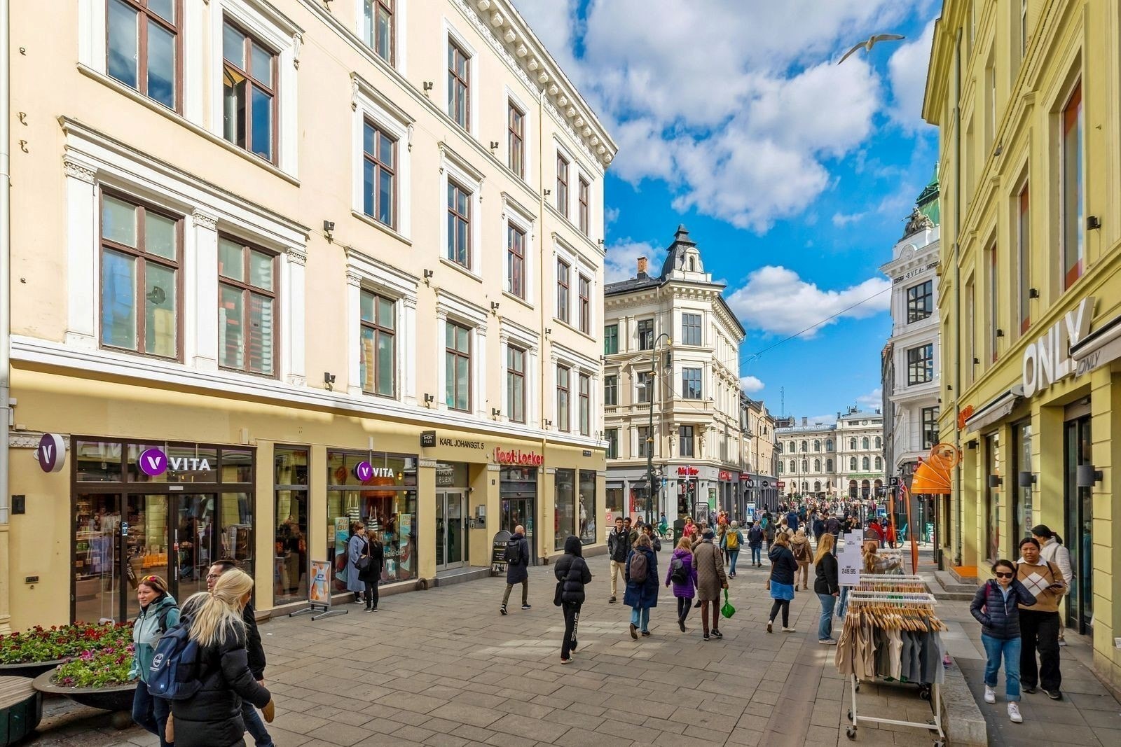 Eiendommen har et godt synlig inngangsparti midt i Karl Johans gate