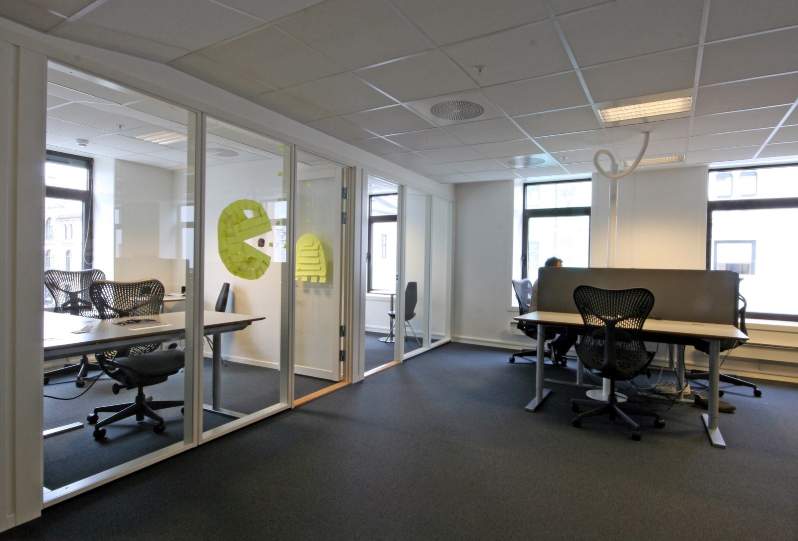 3 kontorer med glassvegger