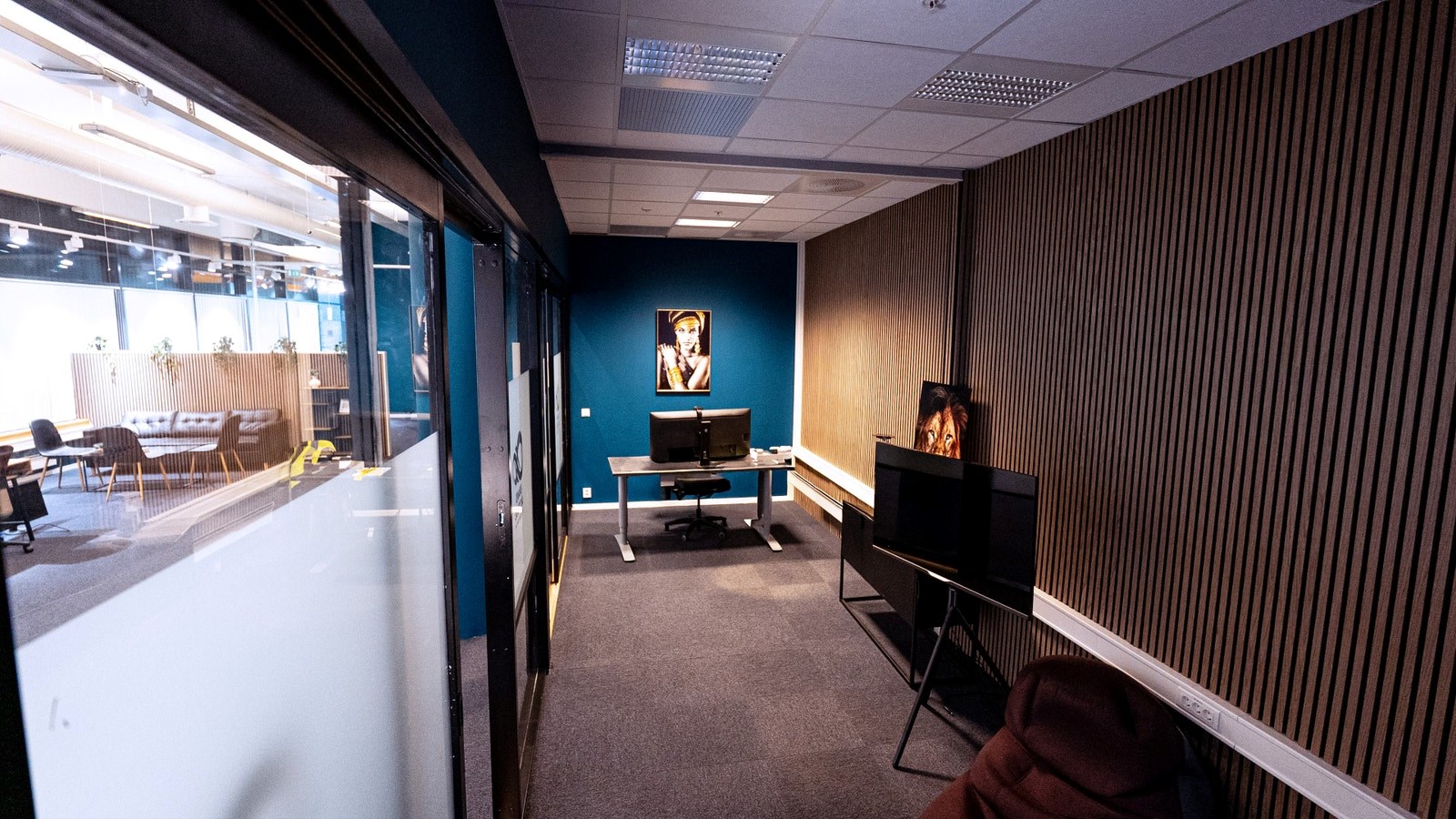 Separat kontor/møterom med glassvegger og god skjerming. Perfekt som lederkontor, stillerom eller møterom